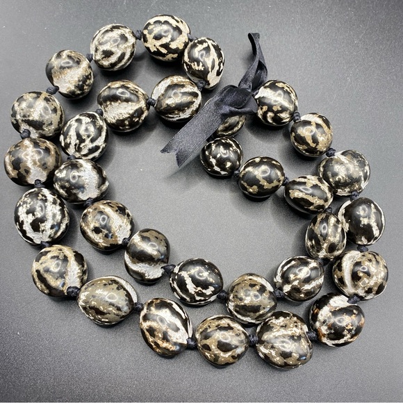 Kukui Nuts Tiger Print Black & White Etched Distressed Chunky Necklace - Picture 2 of 4